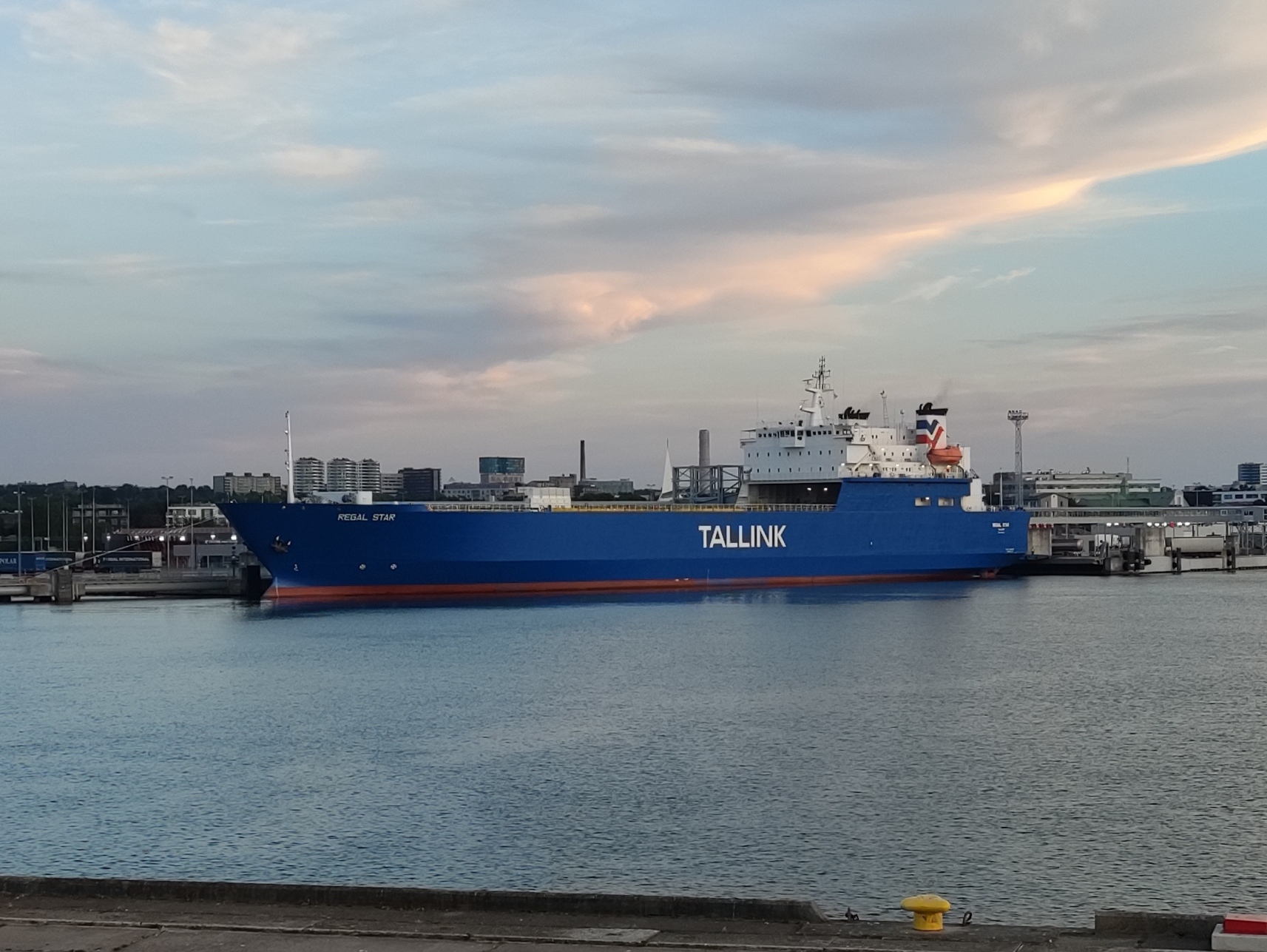 Tallink myy rahtialus Regal Starin